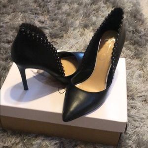 Worn once, too big. Stylish Black leather pumps